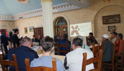Gjatë takimit në fshatin Qesarat ©V. Kabili