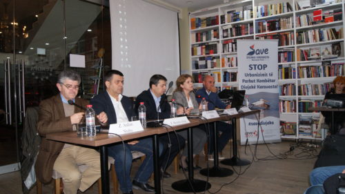 Nga e majta në të djathtë: Ardian Shehu, gjeolog; Besnik aliaj, planifikues urban; Mihallaq Qirjo, Drejtor Ekzekutiv i Qendrës Rajonale të Mjedisit, moderator i forumit; Valbona Kuko, Drejtore Ekzekutive e LëvizAlbania; Ols Lafe, aekeolog