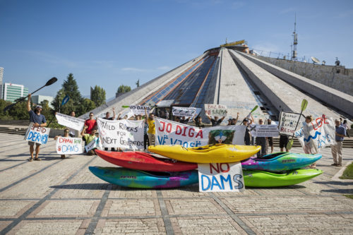 Protestuesit pas digës me kajak. Foto: Katja Pokorn/ Balkan River Defence