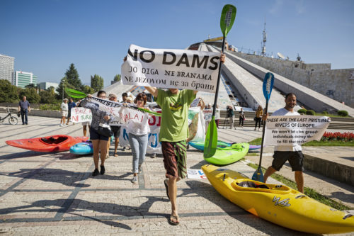 Protestuesit shembën digën simbolike me kajak. Foto: Katja Pokorn/ Balkan River Defence 