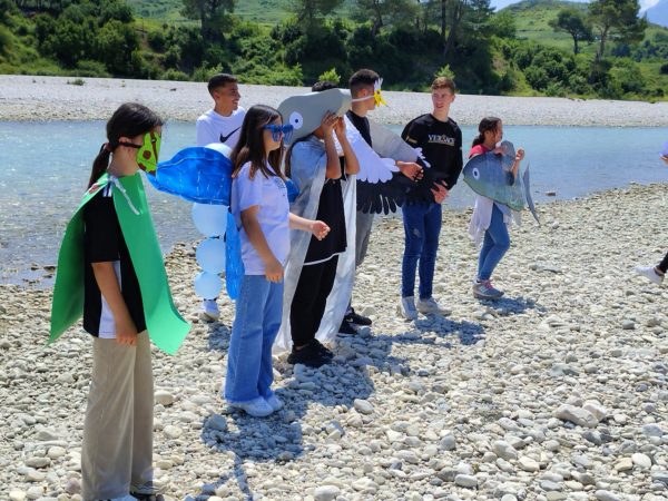 Teatri i biodiversitetit të Parkut Kombëtar të Vjosës - fëmijët duke prezantuar punimet. (c) M. Xhaho/EcoAlbania
