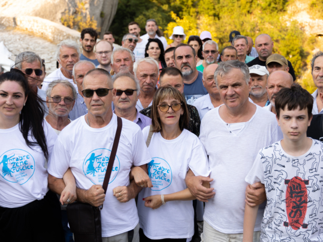 Zinxhiri njerëzor, simbol i rezistencës të Grave të Guximshme të Kruščicës, u ri-ndërtua në urën e Brataj (c) Brotive studio